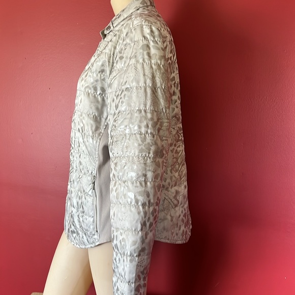 Like new Chico’s silver lightweight lined jacket - Picture 3 of 13